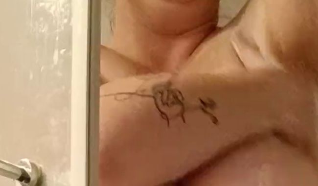 Einseifen in der Dusche