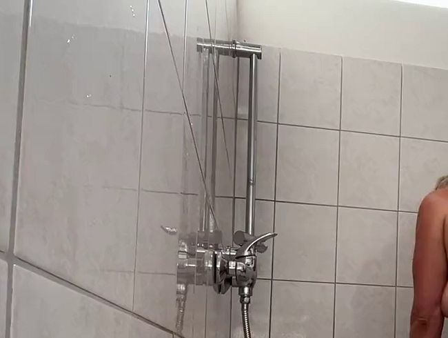 Heimlicher Fick in der Umkleide/Dusche – Leelou kommt zum Orgasmus und Corben spritzt in ihren Mund