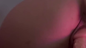 Schau mir zu wie ich einen dildo versaut reite und zu wie meine feuchte Pussy am schmatzen ist.