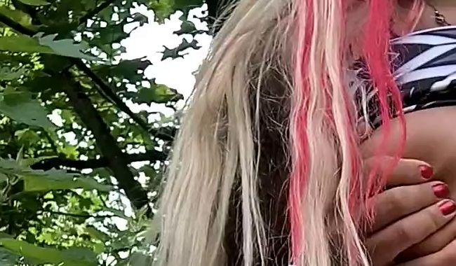 Studentin muss dringend im Wald pissen