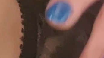 Gothgirl kann ihr Date nicht abwarten und spielt zuhause an schmatzender M*schi