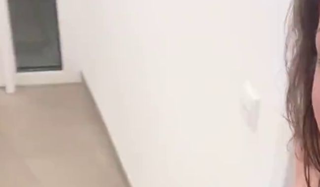 Heimlich nackt eine kleine Runde über den Balkon und den Hausflur meines Mehrfamilienhauses gedreht!