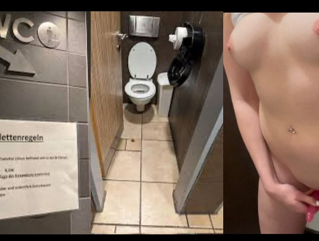 Ich schiebe mir auf dem WC einen Dildo in meine kleine Pussy während ich auf mein BURGER warte..