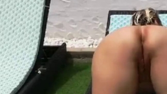 Im Freien mit dem Arsch wedeln fühlt sich total geil an :)