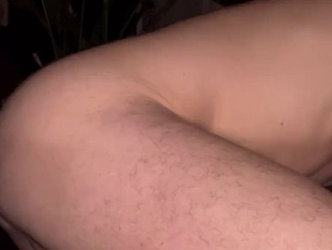 Meine pussy wurde heftig auf dem Sofa im Wohnzimmer genommen