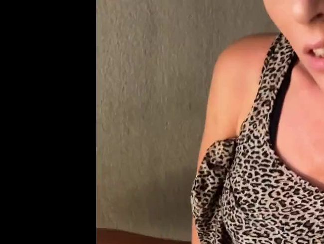 Mit blanker Muschi durch die Stadt, kurzer Halt im Parkhaus um Hand anzulegen!