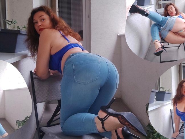 Schlampe Viola in sexy Jeans fickt ihren Arsch mit einem Dildo auf dem offenen Balkon