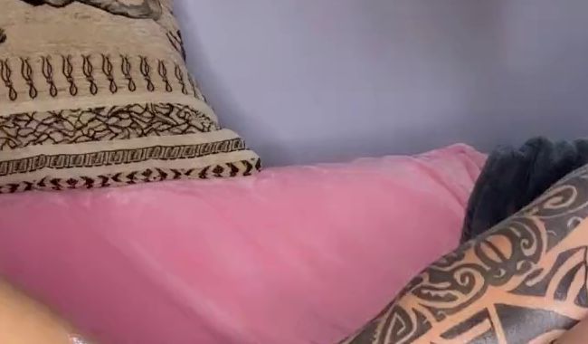 Spiele mit meiner großen Klitoris und meiner feuchten Muschi