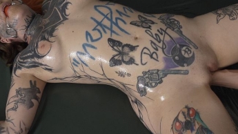 Tattoo Model auf der Matratze gefistet