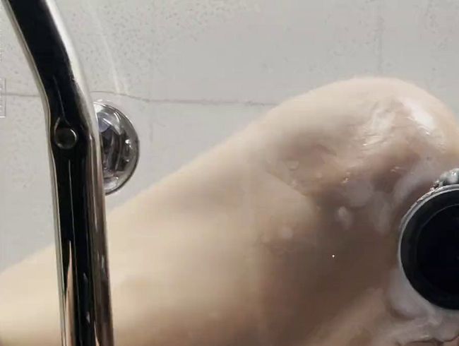 Video 007 – Dildo reiten und Squirten auf durchsichtigem Stuhl