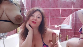 Viola fickt im Badezimmer in einem sexy Badeanzug die Muschi bis zum Orgasmus