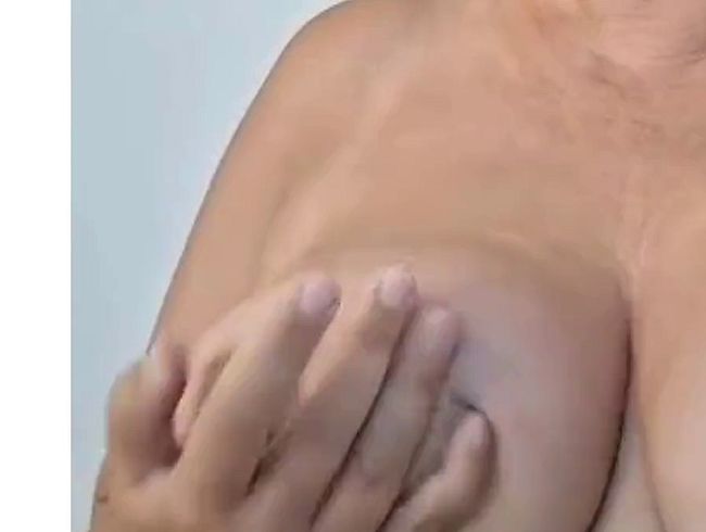 Wenn bei dieser Hitze die Nippel hart sind, liegt es wahrscheinlich nicht am Frieren ;-)