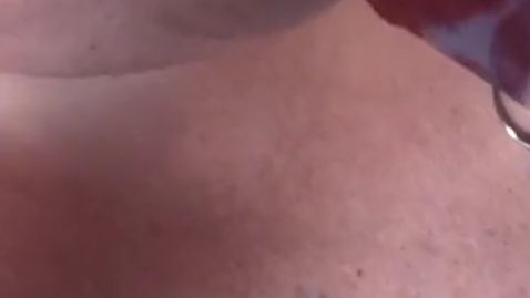 mir ist Heiß ich lutsche ein Eis und stöhne zu gleich.