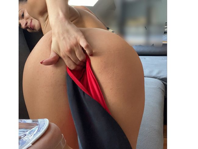 Arena Teil 3 // Selbstfick im Badeanzug