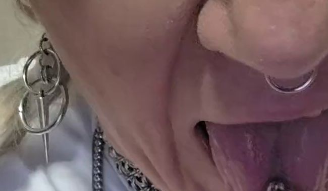 Dicke gepiercte Titten