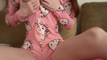 Geil masturbieren im Pyjama