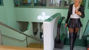 Geile MILFSCHLAMPE von 3 Typen in der UBAHN am Öffentlichen ZERFICKT | PUBLIC MMMF + SPERMAFRESSE