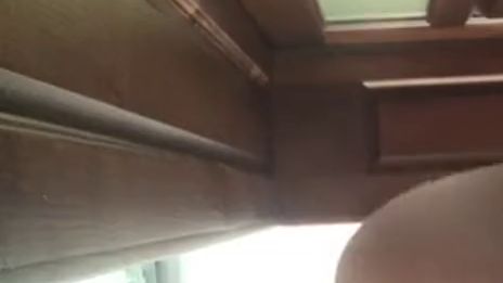 Ich hocke, Kameraansicht von unten.