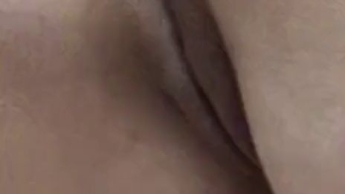 Ich masturbiere auf einer Couch und habe einen Orgasmus.