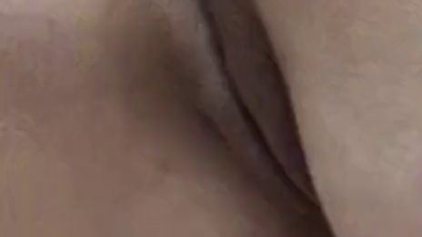 Ich masturbiere auf einer Couch und habe einen Orgasmus.