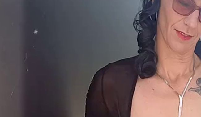 Nude bei einem Autohaus