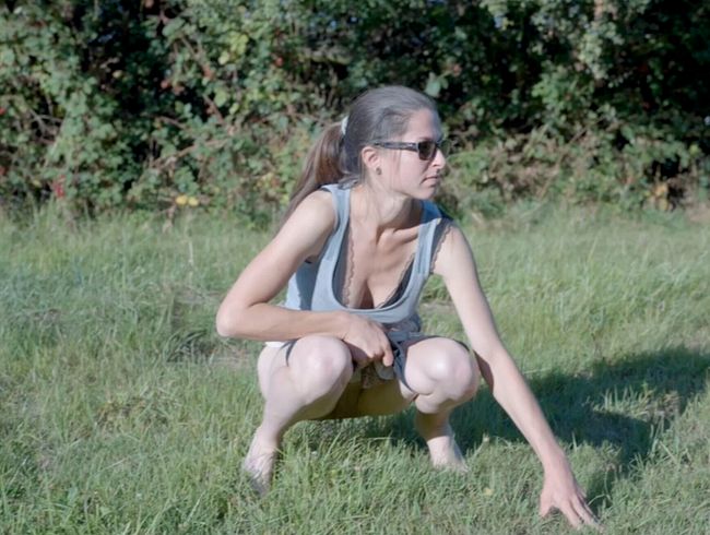 Pipi im Sonnenschein auf der Wiese gemacht