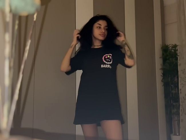 Das allererste Mal, dass ich mich nur für dich zeige. schau mir zu, wie ich mit meinen Titten spiele