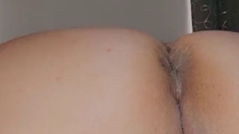 Das nasse Fötzchen im Doggy bearbeitet bis es spritzt