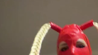 Erst hab ich mir schön die Titten eingeölt und danach seinen Schwanz geritten