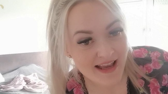 Geht das zu weit? Ich komme vor laufender Kamera…