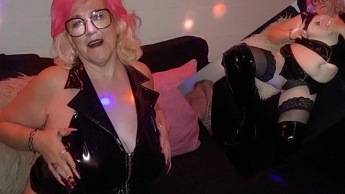 Geile Lack Lady Vicky in der Bar