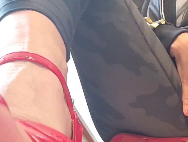 Golden shower Deine kleine Piss Schlampe pisst Dir in Leggins und roten Highheels in den Mund