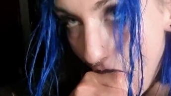 Gothgirl bläst großen Schw*nz und lutscht Eier mit gespaltener Zunge