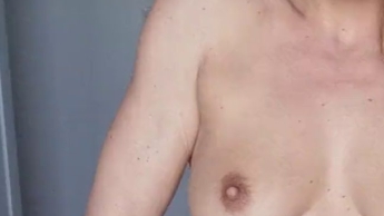 Wie gefalle ich dir wenn ich so Zuhause rum laufe?