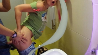 Blondes fremdgeh Dummchen auf der Party ohne Umweg Anal abgelocht