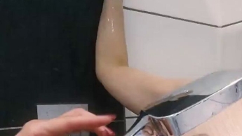 Ein mal geil Duschen gehen mit meiner Freundin Mausi!