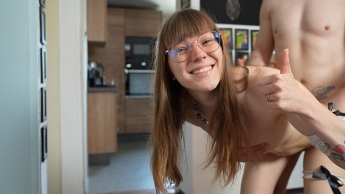 Freundin schrubbt für feuchten Fick !!