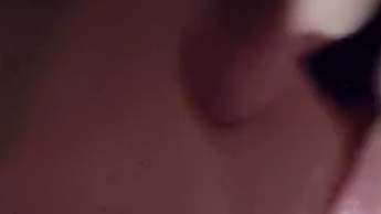 Megageiler Mitternachts-Blowjob mitten im Wald