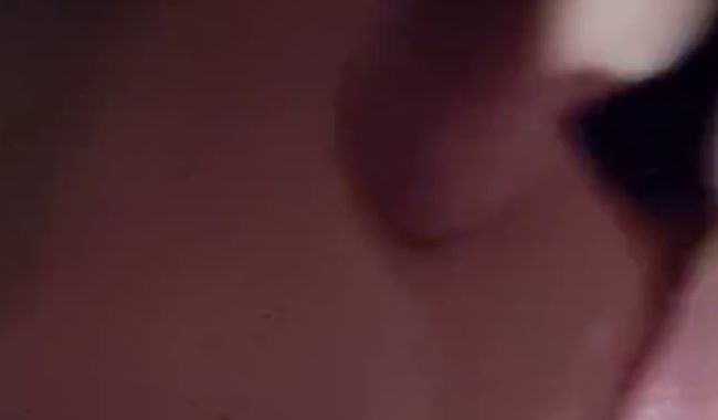 Megageiler Mitternachts-Blowjob mitten im Wald