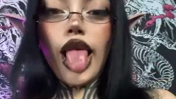 Mein erstes Mal hier…Ich möchte, dass du meinen Körper ansiehst und mir deine Fantasien erzählst!