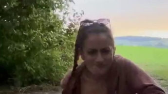 2 Joggerinnen befüllen die Pfütze – Natursekt – pissen mit Schaum-Effekt