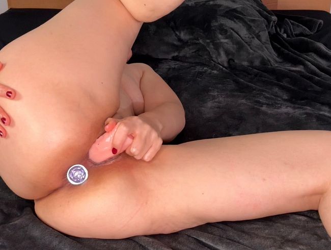 BEIDE LÖCHER MIT ANALPLUG UND DILDO GESTOPFT UND ZUM ORGASMUS GEFICKT!