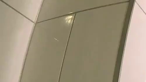 In meiner weiße Hose auf die Toilette gepinkelt