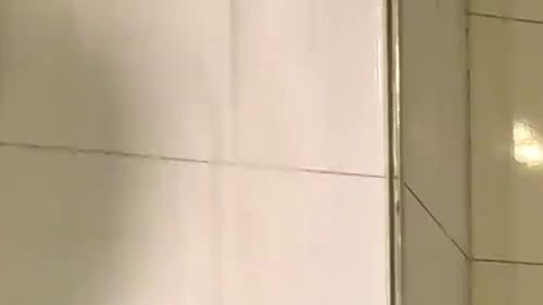 Messbecher gefüllt mit meiner Pisse