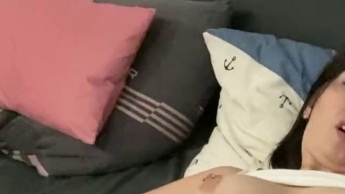 Selbstbefriedigung mit dem Dildo bis zum Orgasmus ;)