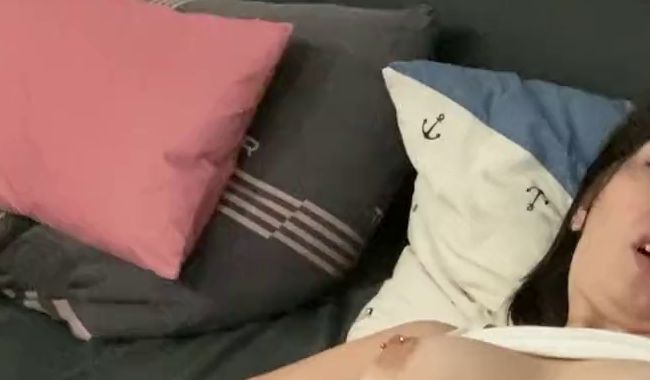 Selbstbefriedigung mit dem Dildo bis zum Orgasmus ;)