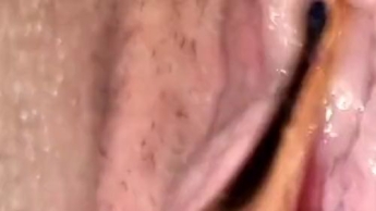 Sie liebt diesen Teil für ihren Kitzler da mit wird sie sehr geill und feucht