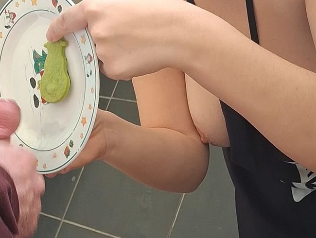 Weihnachtskeks mit Spermaglasur und Zuckergußschwanz