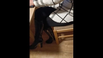 Auf die Leggins und die Stiefel gespritzt! Wie dauergeil kann Mann sein?