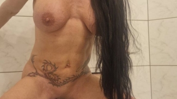 Dildo aus meiner nassen Fotze rausgezogen und losgepisst?